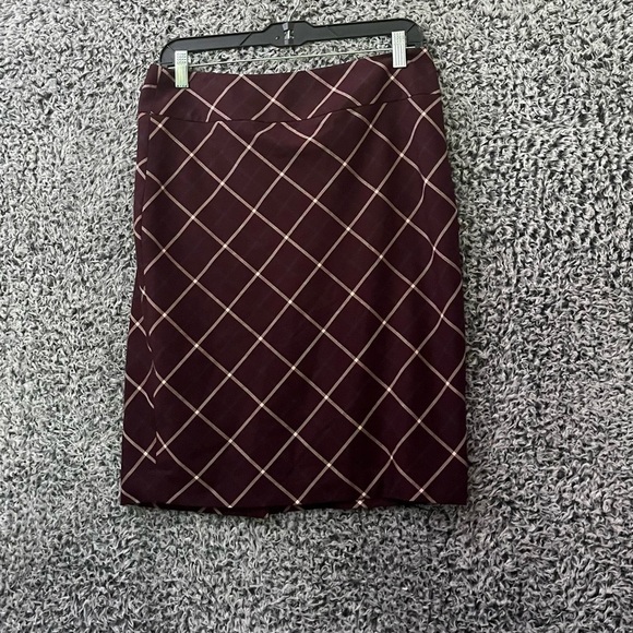 The Limited Pencil Skirt Burgundy Purple Plaid Lined Back Zip and Slit Size 6 - Picture 2 of 5